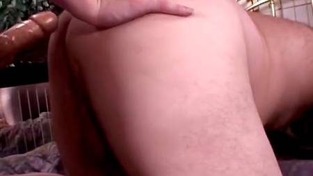 Блондинка трахает страпоном мужика