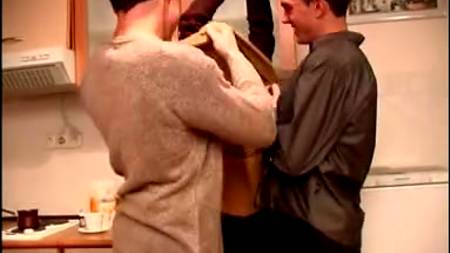 Двойное проникновение для замужней потаскухи