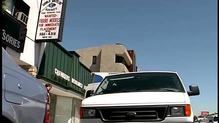 Сняли девку на троих и поимели в микроавтобусе