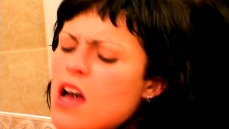 Телка трахнула страпоном своего бойфренда