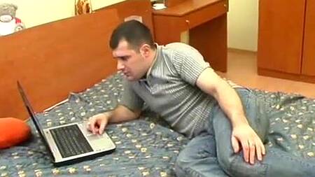 Жена отвлекает мужа от ноута и страстно с ним ебется