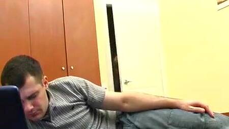 Жена отвлекает мужа от ноута и страстно с ним ебется