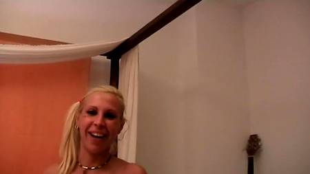 Вдвоем с подругой натянули дебютантку