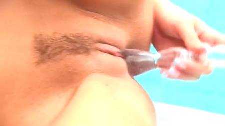 Жаркая мастурбация у бассейна