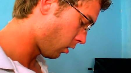 Молодой доктор охотно чпокнул сексуальную девочку