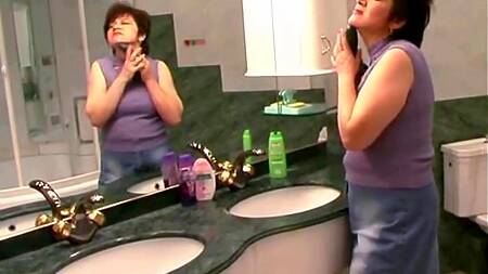 Пацан застает мать в ванной за за дрочкой и трахает её