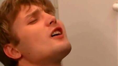 Пацан застает мать в ванной за за дрочкой и трахает её