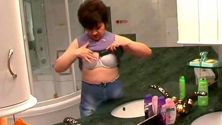 Пацан застает мать в ванной за за дрочкой и трахает её