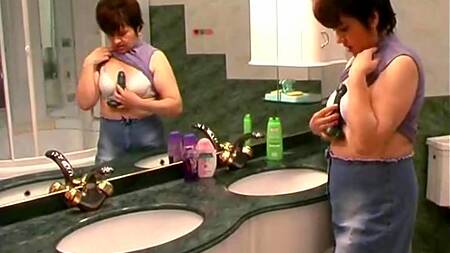 Пацан застает мать в ванной за за дрочкой и трахает её