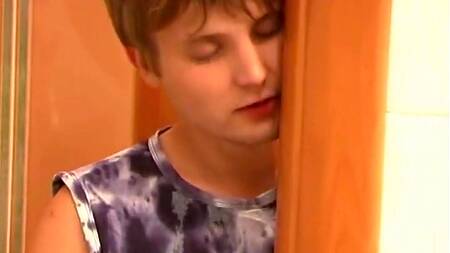 Пацан застает мать в ванной за за дрочкой и трахает её