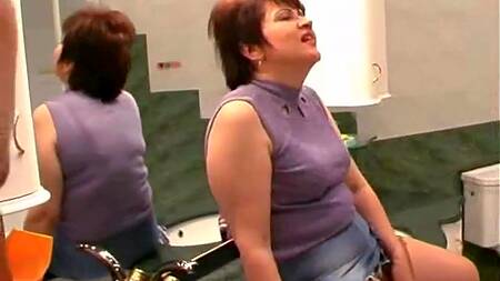 Пацан застает мать в ванной за за дрочкой и трахает её