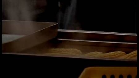 На кухне с очаровательной малышкой