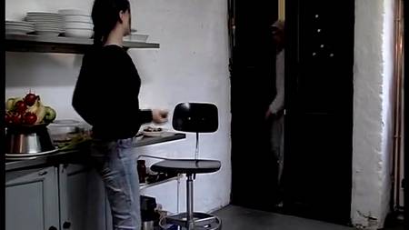 На кухне с очаровательной малышкой