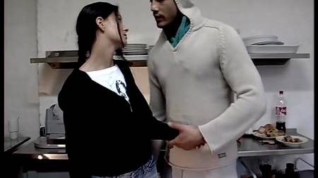 На кухне с очаровательной малышкой