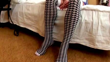 Засовывает пальцы в попку студентки и разводит её на анал