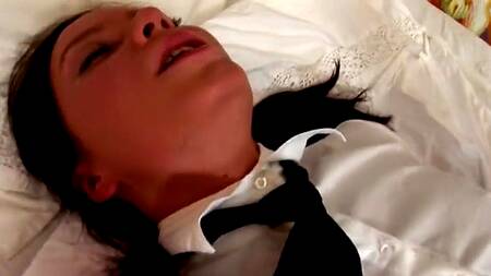 Засовывает пальцы в попку студентки и разводит её на анал