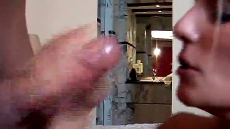 Гибкая девочка дает в невероятных позах