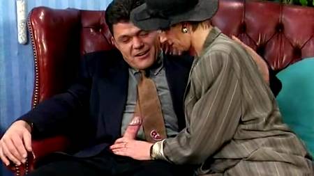 Обе дырки дамы получили удовольствие