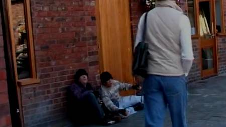 Брюнетка потерлась с бомжами в гараже