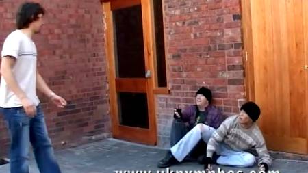 Брюнетка потерлась с бомжами в гараже