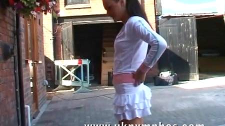 Брюнетка потерлась с бомжами в гараже