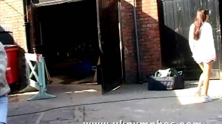 Брюнетка потерлась с бомжами в гараже