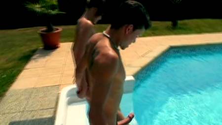 Молодые трахаются в бассейне