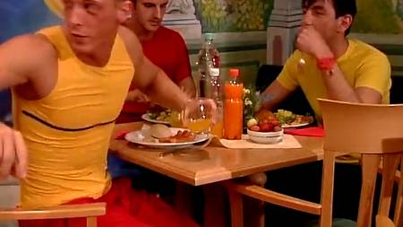 Групповой секс в столовой