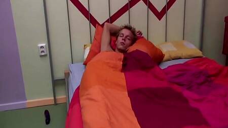 Худая старушка будит парня и ебется с ним