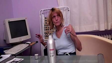 Худая старушка будит парня и ебется с ним