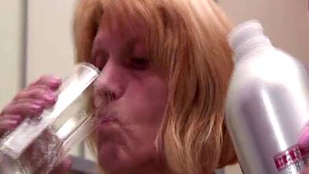 Худая старушка будит парня и ебется с ним