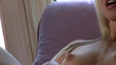 Очаровательная блондинка имеет саму себя