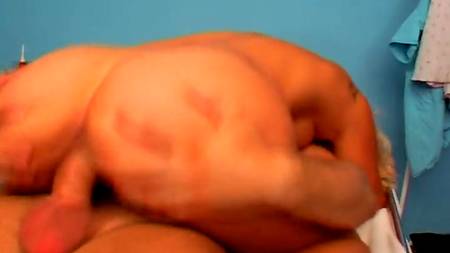 Яркая блондинка захотела переспать с привлекательным врачом