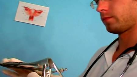 Яркая блондинка захотела переспать с привлекательным врачом