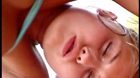 Блондинка спасла утопленника сексуальным методом