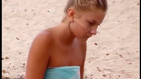 Блондинка спасла утопленника сексуальным методом