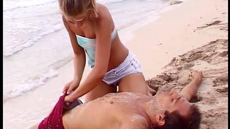 Блондинка спасла утопленника сексуальным методом