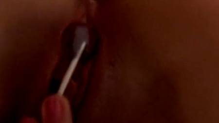 Трахает себя чупа-чупсом