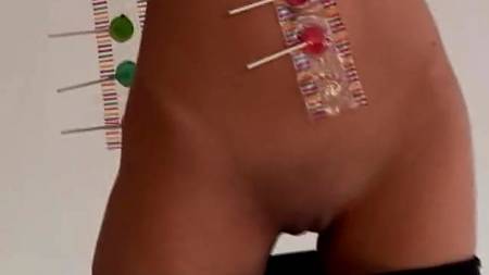 Трахает себя чупа-чупсом