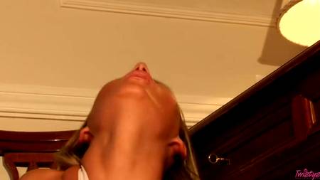 Блондинка испытала двойное наслаждение от секс игрушек