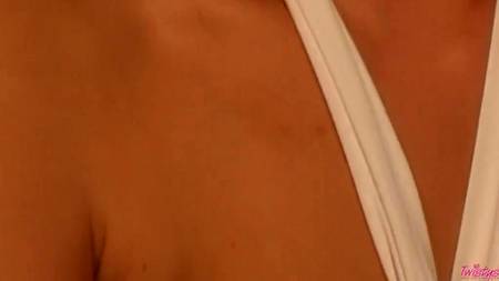 Блондинка испытала двойное наслаждение от секс игрушек