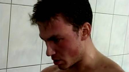 Страстная пара сходила в душ и начала смачно перепихиваться