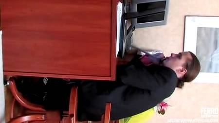 Секретарша поласкала достоинство грубого начальника