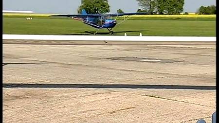 Летчик поимел свою подружку возле самолета