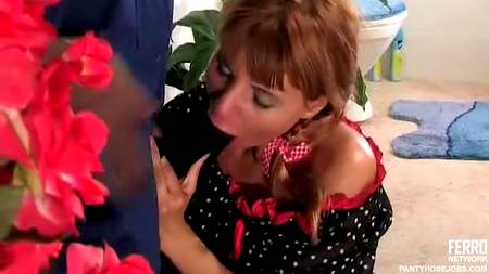 Рыжая русская девушка соблазнила сантехника в своей квартире