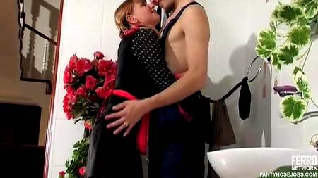 Рыжая русская девушка соблазнила сантехника в своей квартире