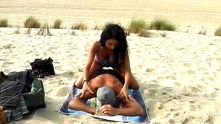 Двое ловеласов приласкали грудастую пляжницу