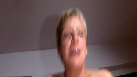 Две зрелые давалки резвятся с выносливым боровом