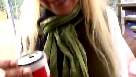 Блондинка обожает секс и деньги