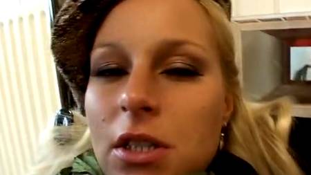 Блондинка обожает секс и деньги